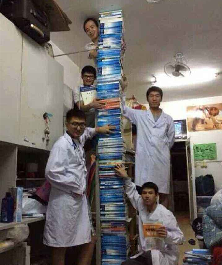 医学生用一个简单的动作，成功劝退高考学子，看完你还想学医吗