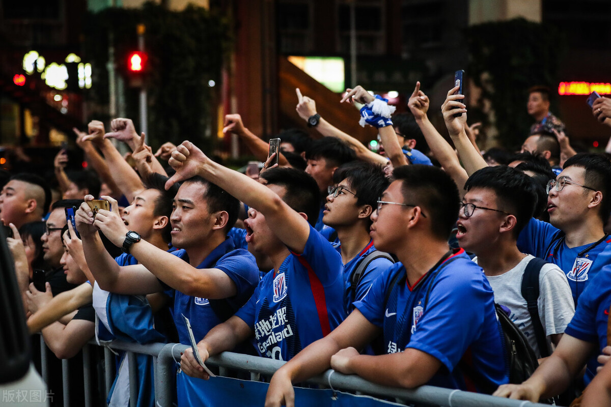 中超中甲什么时候允许球迷进场(泪崩！时隔2年，中超中甲中乙终于恢复主客场！球迷入场却仍未知)