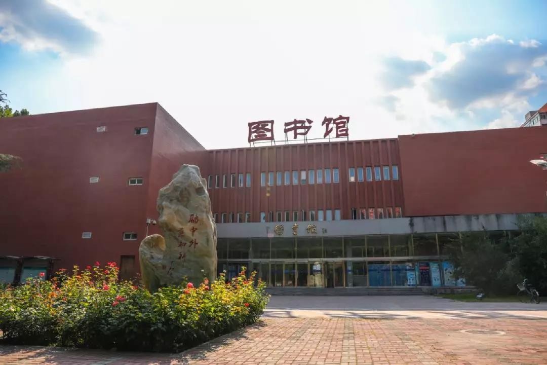 北二外圖書館是名副其實的知識寶庫,從空間上來看,二外圖書館分為圖書