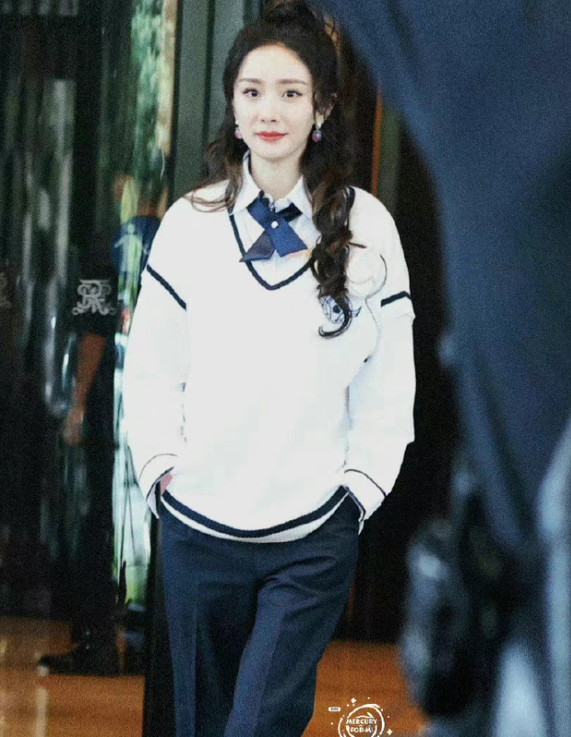 周笔畅杨幂密逃路透！学院风造型显清纯，大幂幂插兜走路又甜又拽