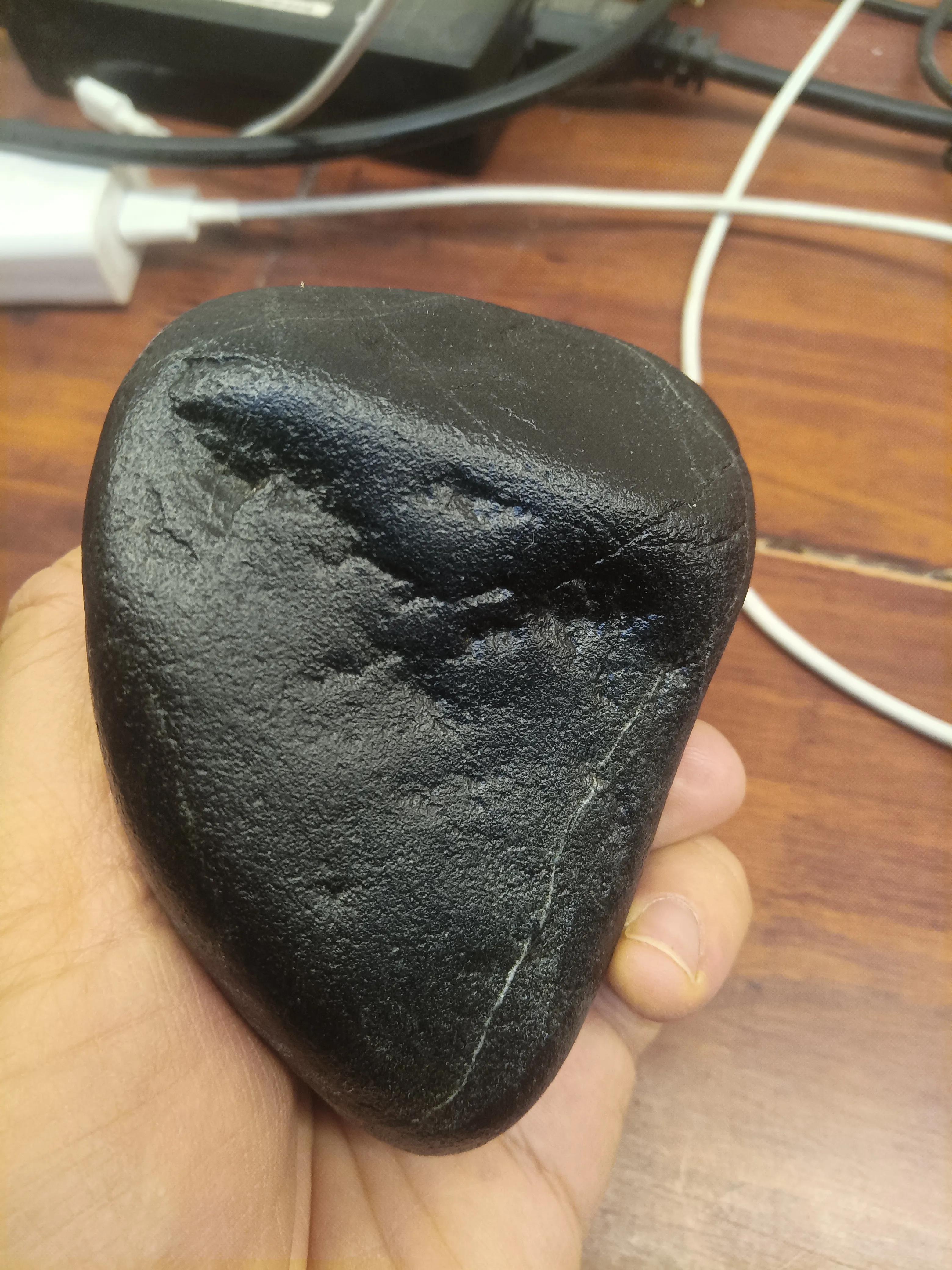 下面捡的几块墨玉在白玉露出的地方有透光性,有的墨玉里有白玉僵,有的