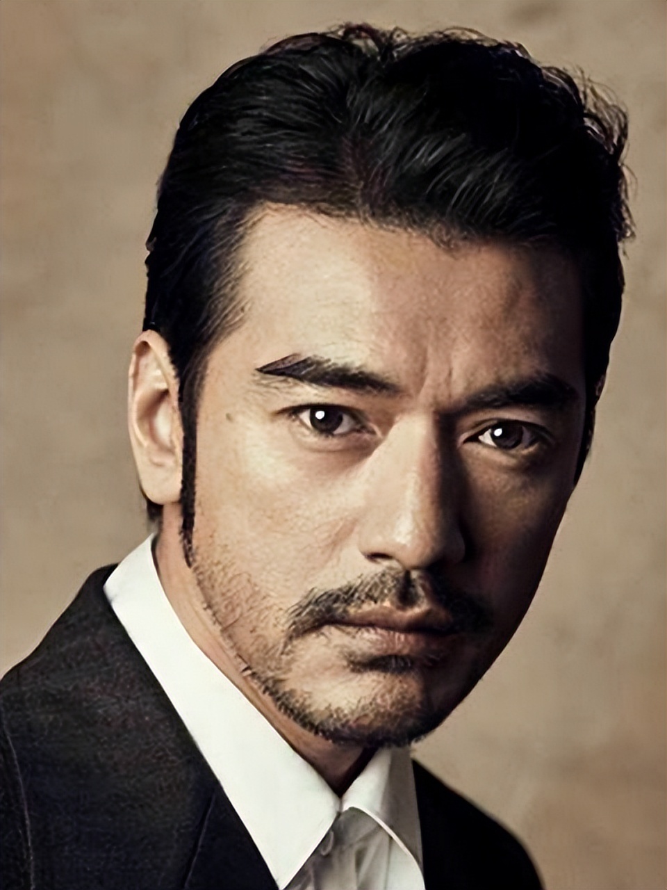 金城武48岁帅气不减，过普通人生活，蓄满胡子拍摄杂志惊呆粉丝