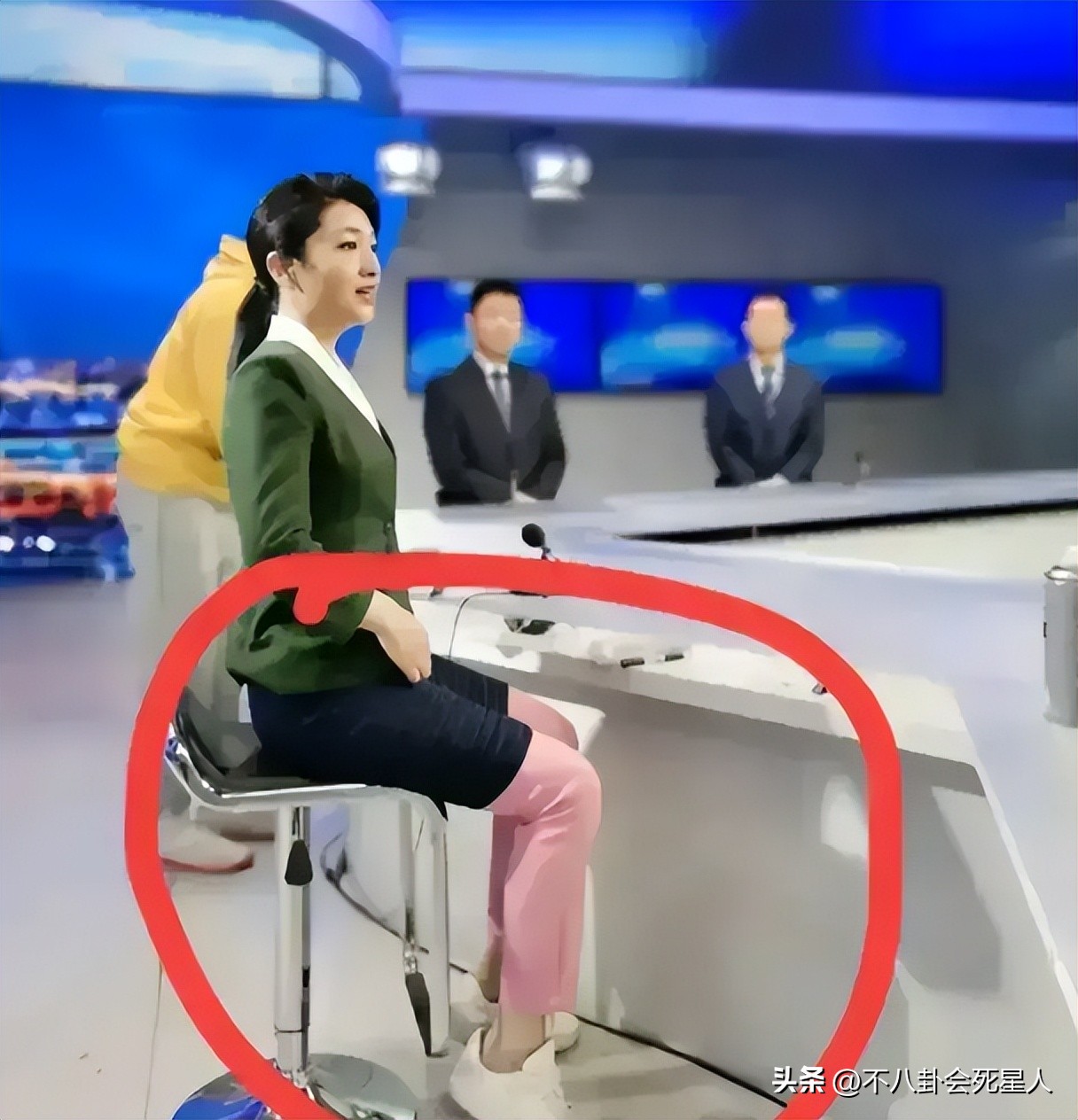 段暄上身西装(戴假发,穿半截西装,贴胶带瘦脸,原来央视的主持人这么"