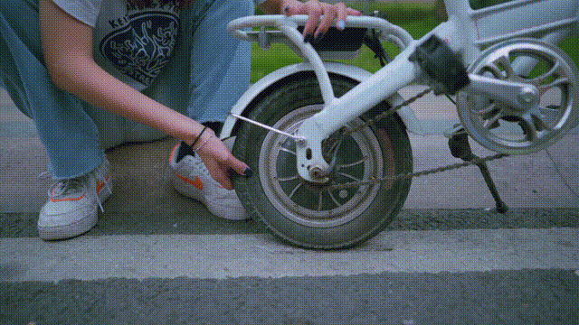 躬业于他家灯火的代驾人，出行安全如何得到保障？
