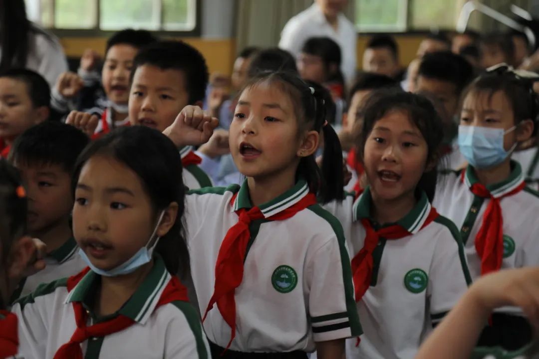 天府新区煎茶小学举行“童心向党，筑梦未来“一年级入队仪式