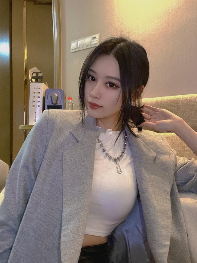 范志毅前妻李倩南航(范志毅为何会和空姐李倩离婚？前妻给答案，再婚远嫁英国很幸福)