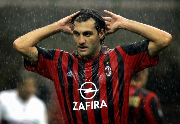 ac米兰时期的维埃里与"蓝黑军团"分道扬镳后,"无冕之王"维埃里再次