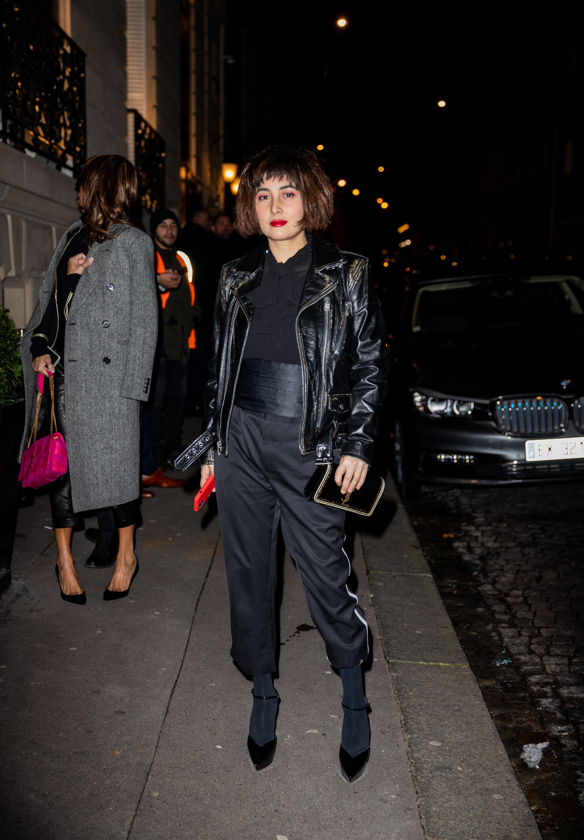 二太去世后何超仪首露面，戴仨金手镯满腰赘肉抢眼，老公一脸沧桑