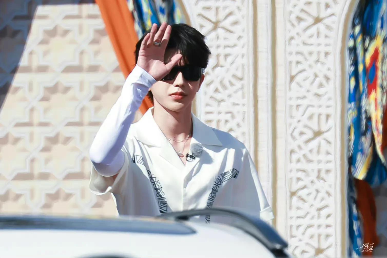 奔跑吧新疆录制，angelababy蔡徐坤，白鹿民族风造型好清新