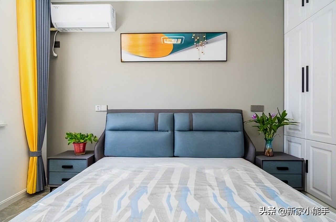 93平新房，裝修现代简约风格，吊顶贴金属线条很时尚，特别大气