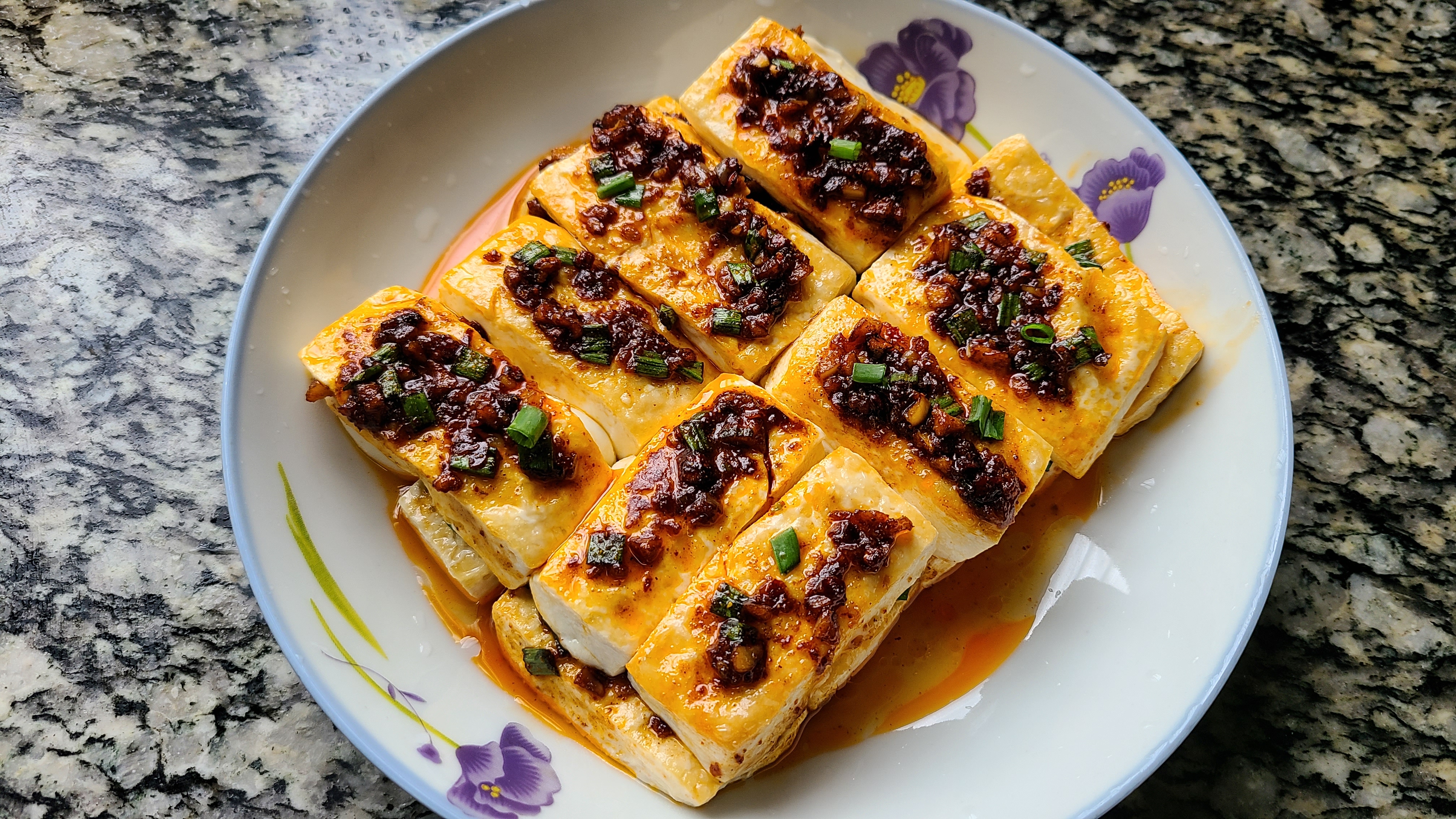 铁板豆腐在广东出了名，老厨师教的特色做法，好吃入味