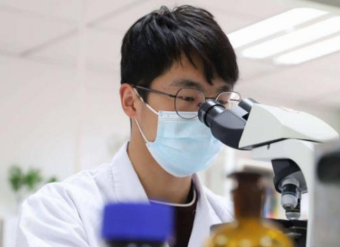 大学生填写放假留校理由，仅一位同学说“实话”，同学称其为勇士