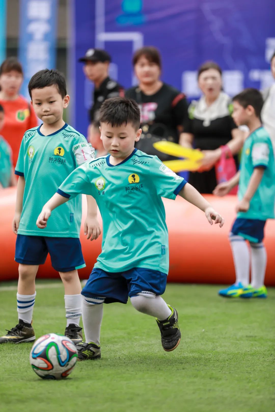 足球什么时候学最好(少年中国 | 从这里，将足球的种子撒到每个幼儿的教育中)