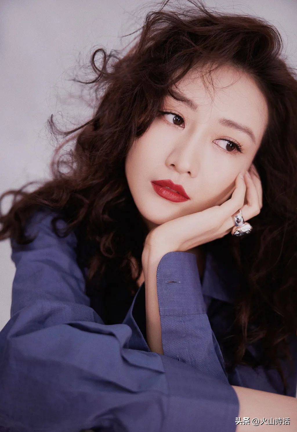 王鸥写真一袭红裙贺新春,妩媚优雅,美艳绝伦!