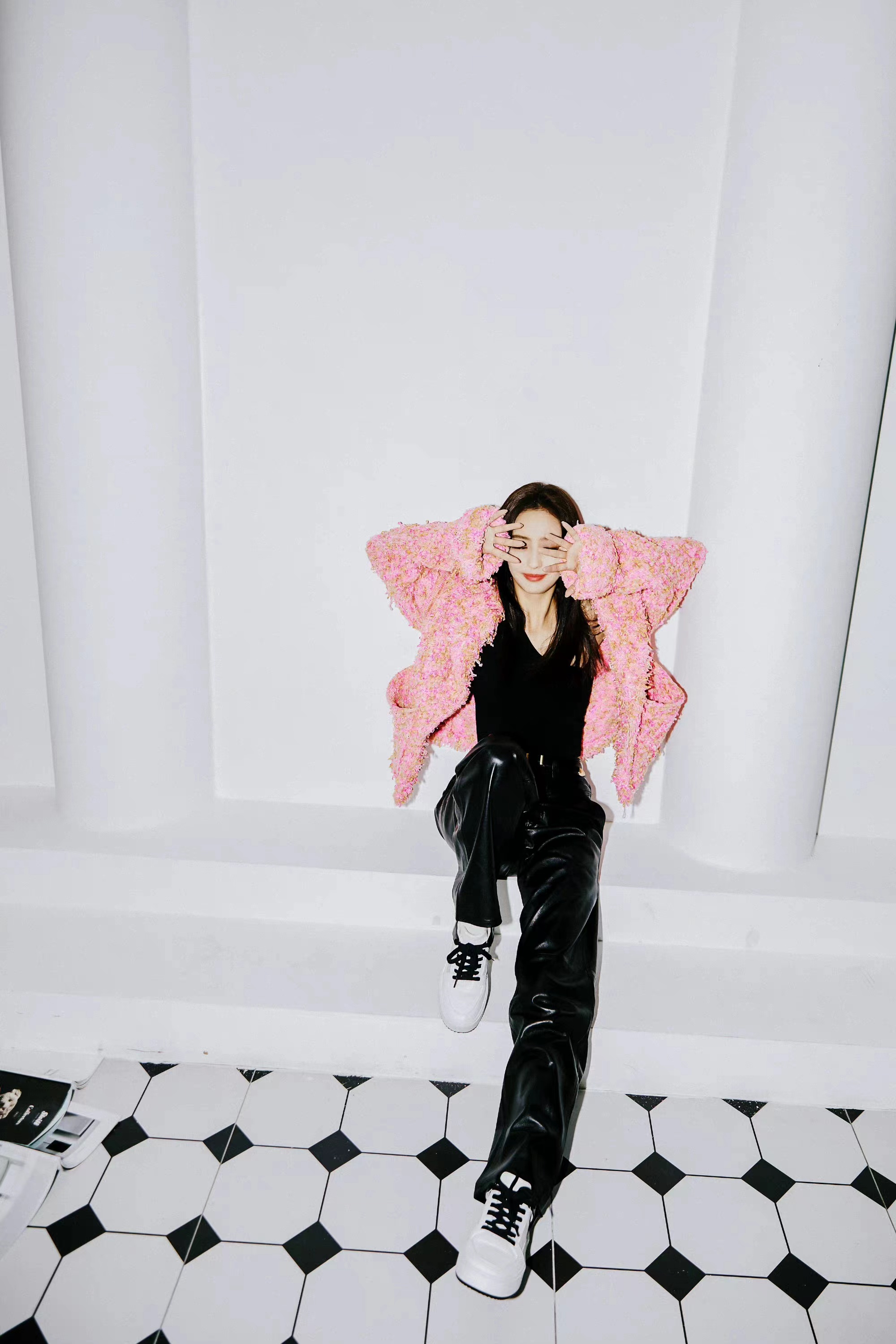 佟丽娅穿粉色毛绒外套,搭配黑色皮裤,又酷又甜气质真好