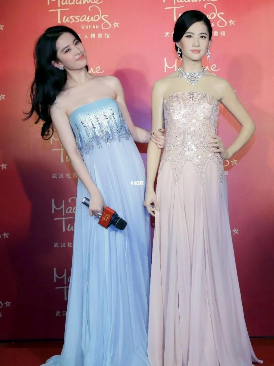 刘亦菲蜡像美到极致，一袭粉红抹胸长裙，甜美优雅，仙气十足