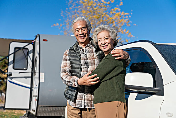 成都63岁老人新观念，朋友圈养老，8万元买二手车全国自驾游