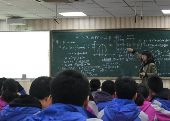 大学生哥哥给初中弟弟补课，因有偿而被举报，网友：管得太宽了吧