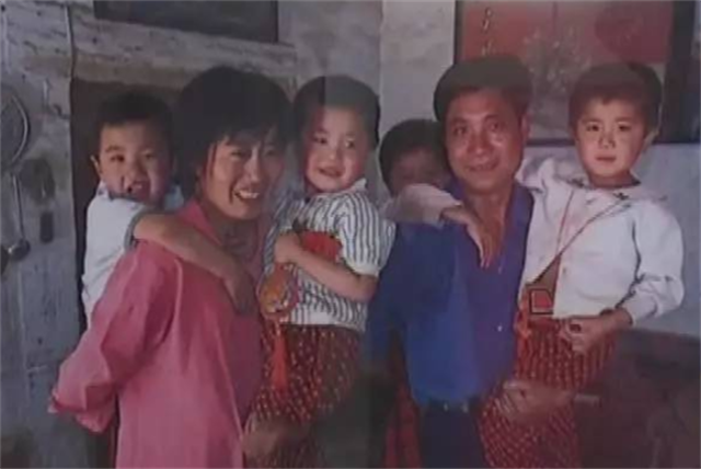 2017年山东农村四胞胎姐妹花同时考上大学，父母给他们买了部手机