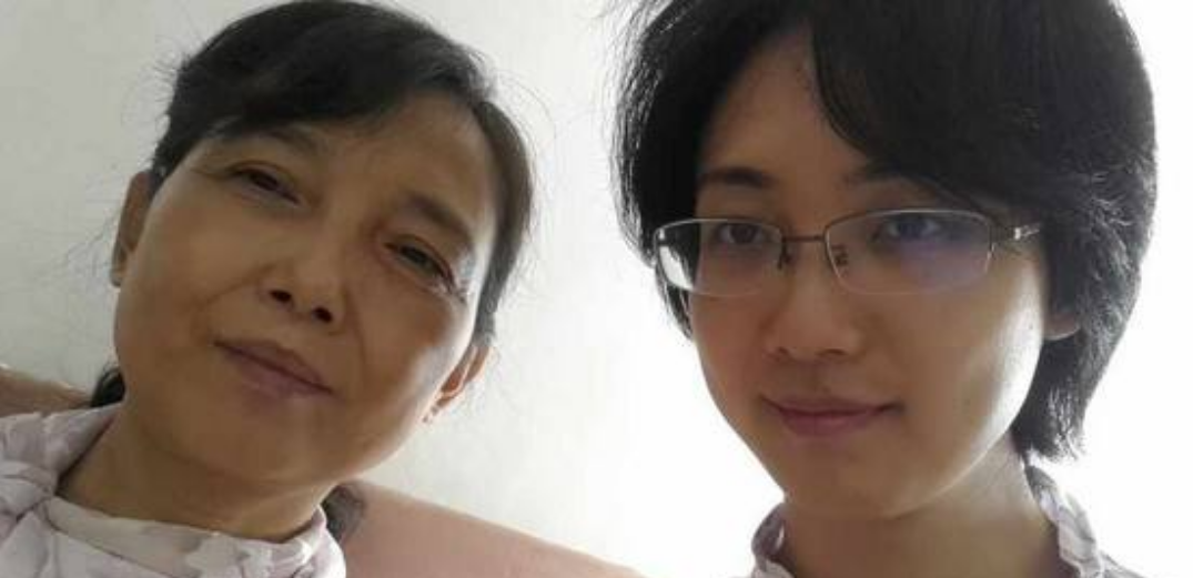 13岁“背母上学”的刘霆，10年后变性成女人，选美大赛上成功获奖