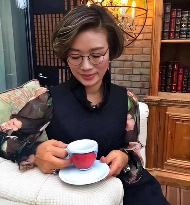 温州富豪胡洁：前夫贪污获刑16年，二婚带娃嫁周立波，送上保时捷