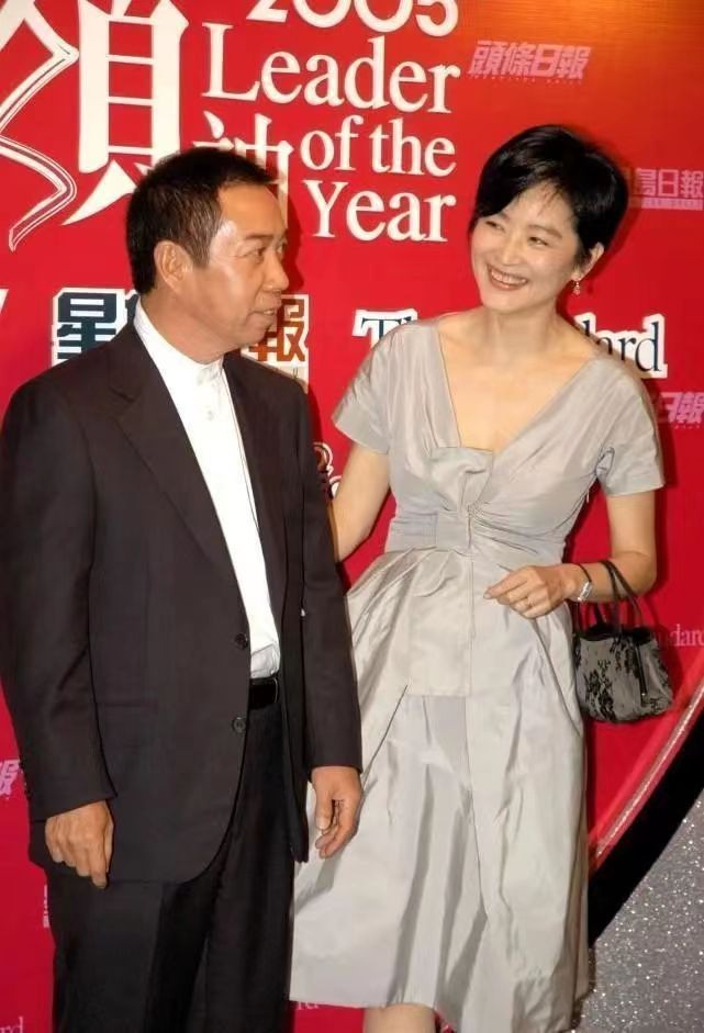 林青霞一看就嫁对人了！挽手老公出镜，满脸笑意短发看着都好女人