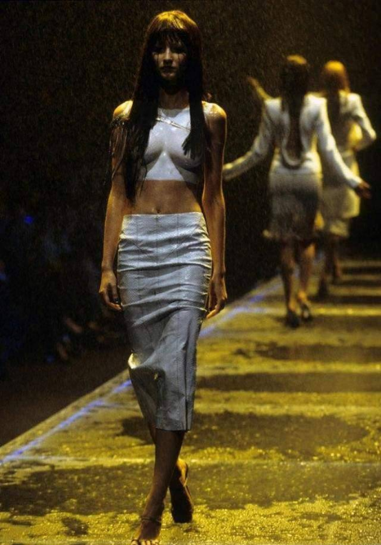 吉娘娘的伤心经历:出道时被迫几乎赤身出场,走秀时在雨中流泪