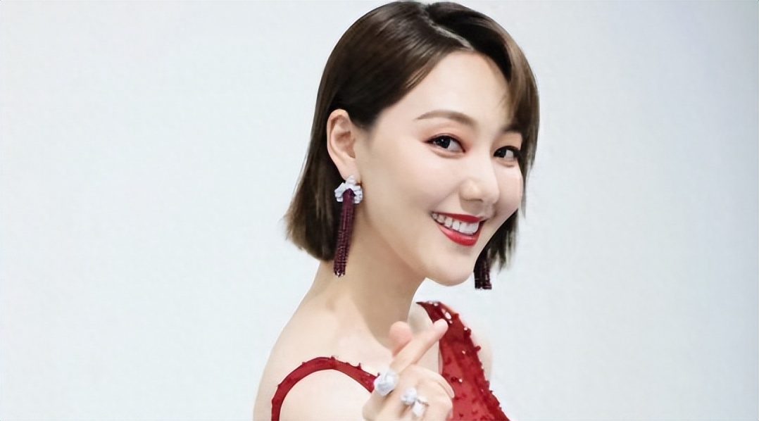 39岁央视主持王冠:曾与曹可凡传绯闻,私生活混乱,事业下滑