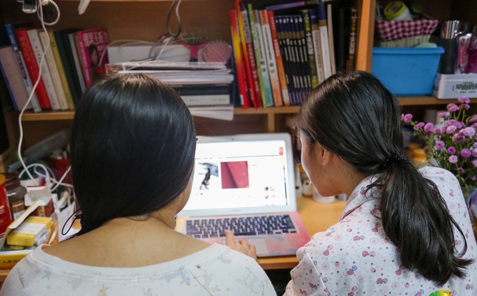 大学生沉迷追剧打游戏，鼠标垫“暗藏玄机”，家长：打吧，没关系