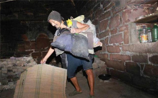 清代状元的后裔：独居深山状元府，坚守着祖宅，无水无电乞讨为生