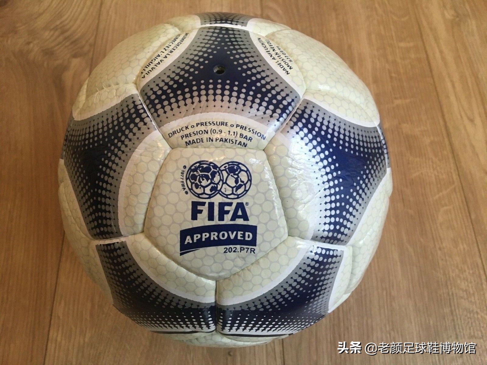 附近卖足球装备的(巩汉林的签名彪马足球确系20年前古董无疑，应该来自大连万达内部)