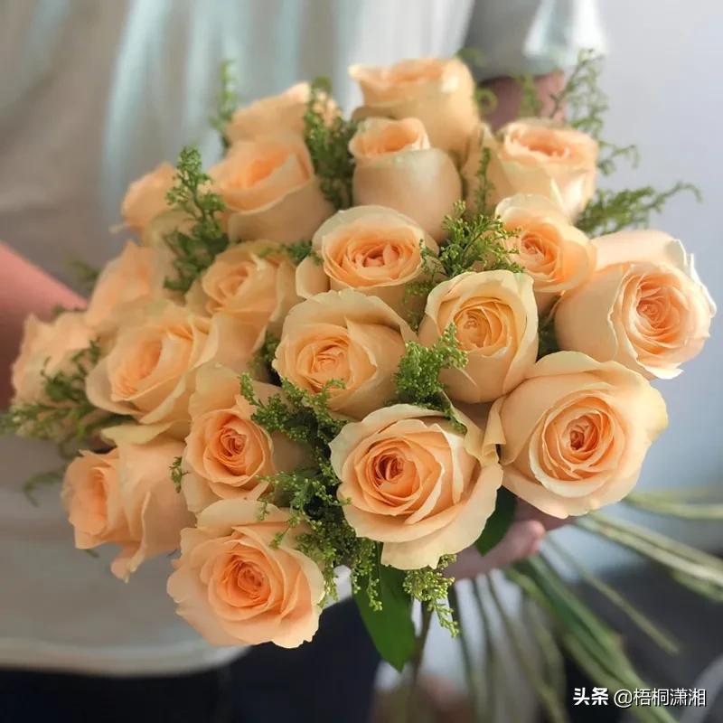 婚礼带花带哪边（婚礼那些人带配花）