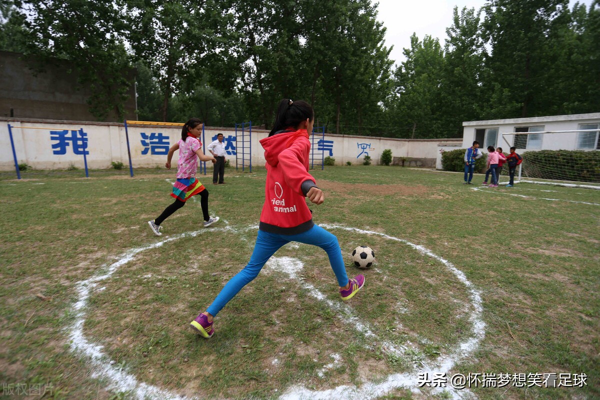 怎么判断小孩足球天赋(在我国，什么样的孩子才能踢足球)