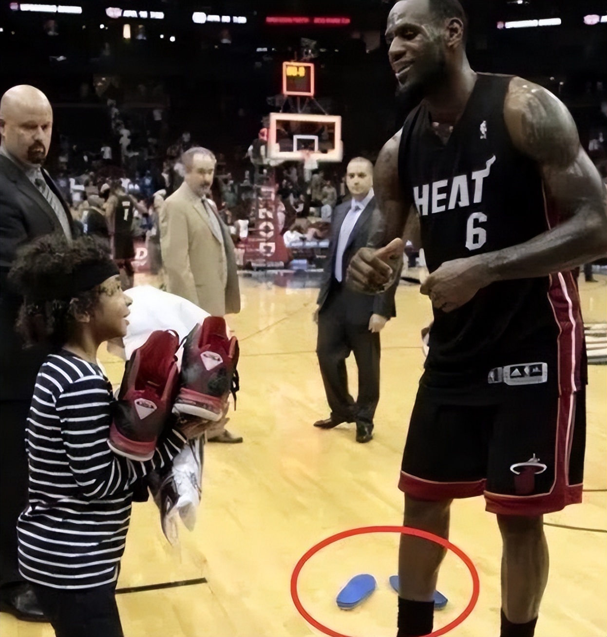 为什么nba不能给鞋垫(为何NBA球星那么有钱，但是送球鞋给球迷 会把鞋垫拿出来？)