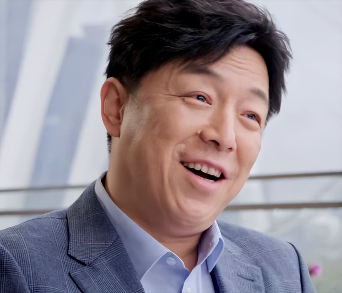 而如今的黄渤却在主演票房榜单中滑到了第六位,被王宝强,易烊千玺