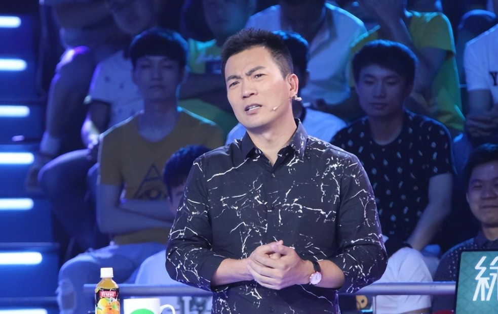 黄健翔的人物经历(足球解说一哥黄健翔:不悔离开央视,忙工作一婚破碎