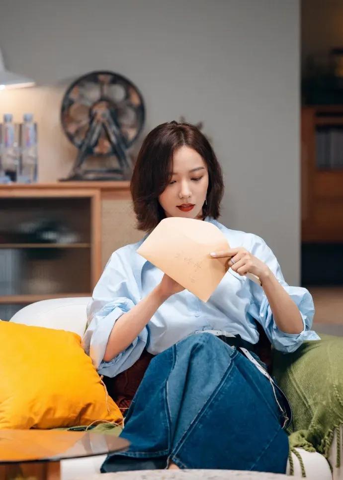 王珞丹蓝色系清新可人，蓝色衬衣和蓝色牛仔裙，简单中的不简单