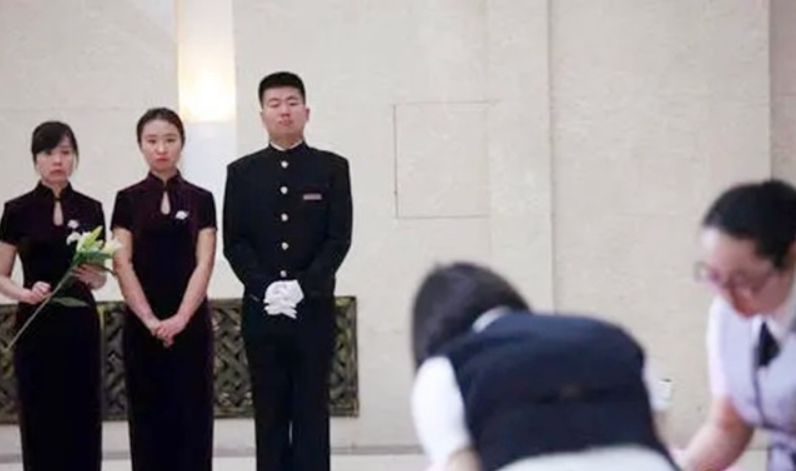 不能用手直接触摸身体，入殓师：与鬼神无关，即便是亲人也不可以