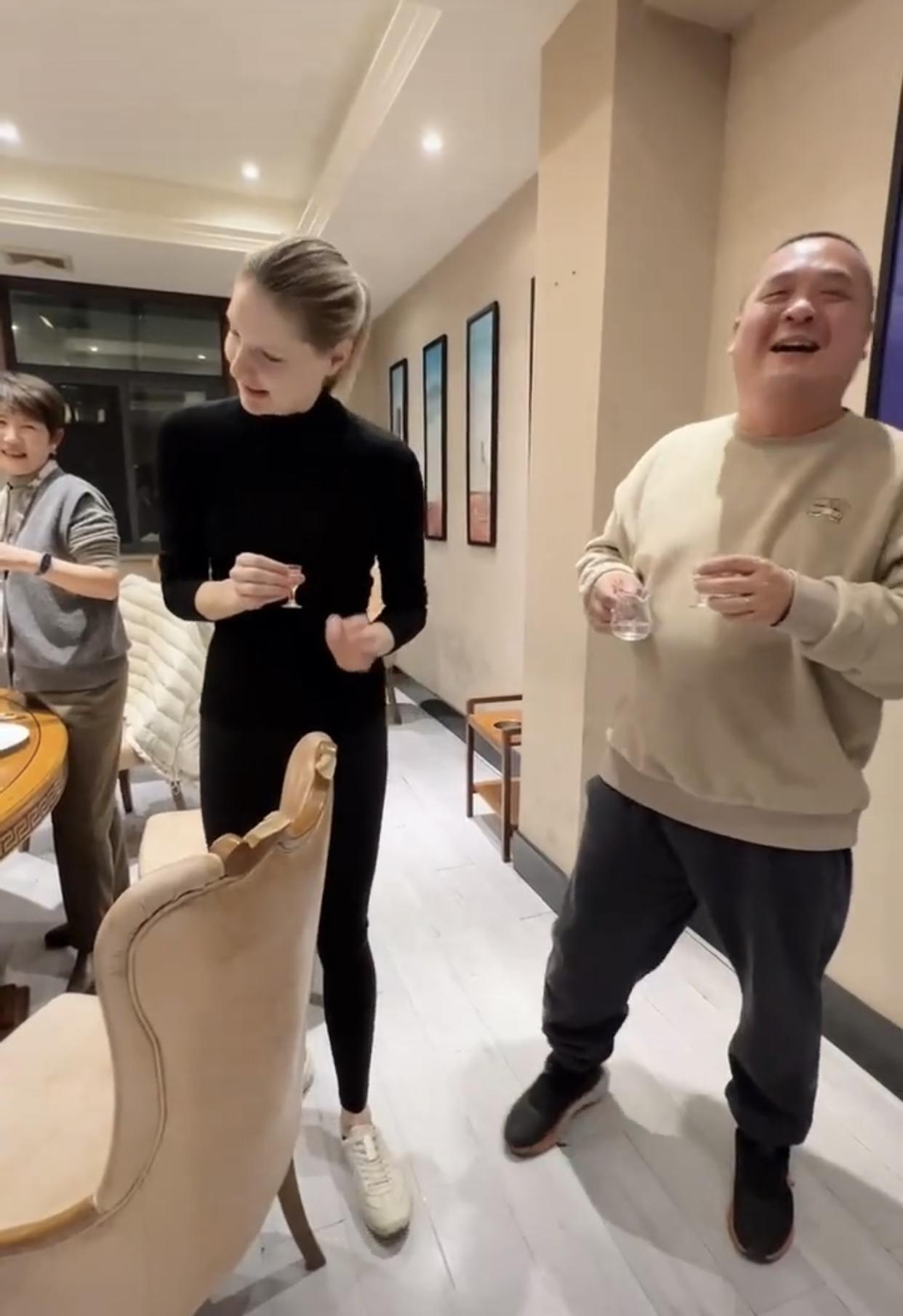 李白穿紧身裤身材火辣,举杯喝酒显尴尬)