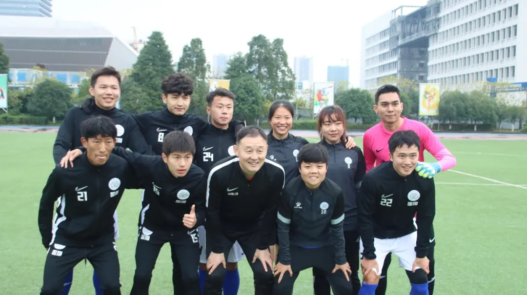 “中国太阳”来了！足球名将孙继海成为重庆大学足球队荣誉总教练