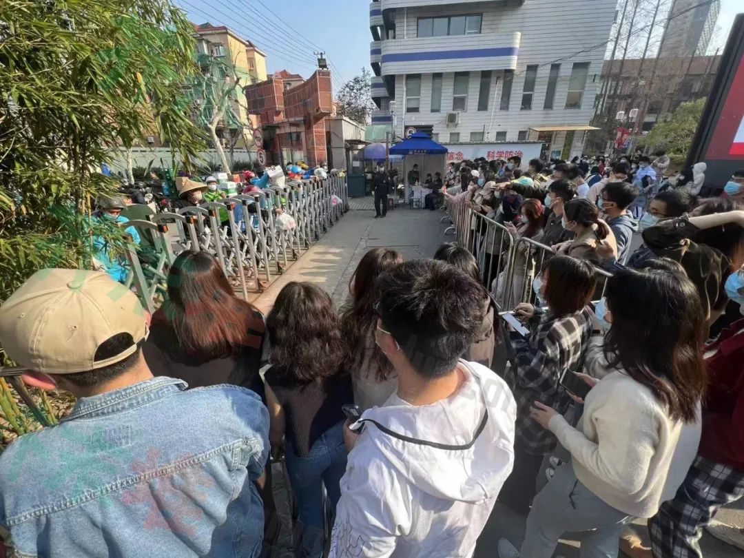 上海大学生封校生活：隔离、打地铺，等下一轮秋招
