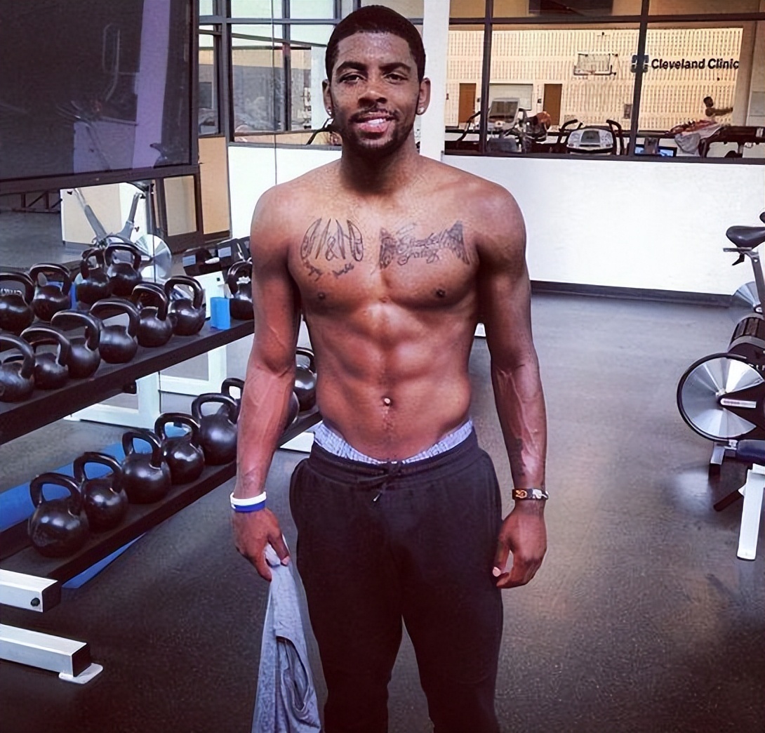 nba哪些球员胸肌最强（NBA现役控卫肌肉谁最夸张？西蒙斯似灭霸 威少胸肌如充气）-趣拿体育