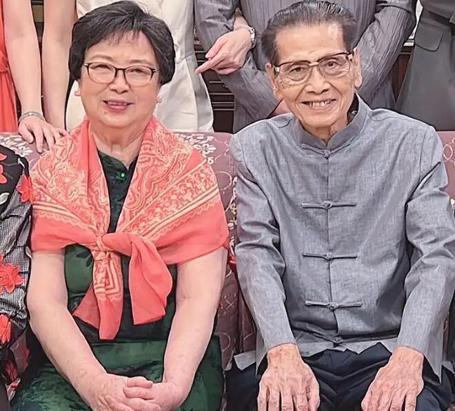 "康婶"黄锦裳的现实生活,82岁仍不想退休,与丈夫已爱了62年