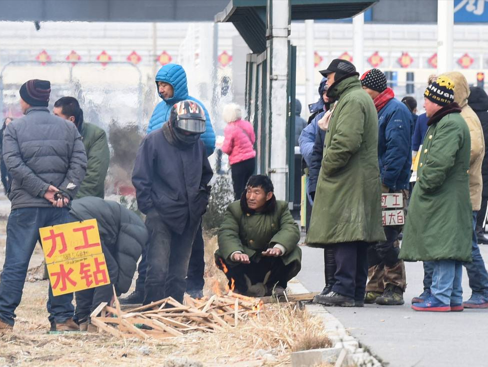 沈阳农民工20块钱租公厕开修鞋铺，26岁结婚，一家三口住厕所14年