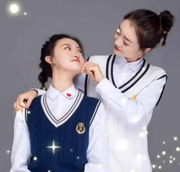 女儿和母亲拍学院风写真，二人同框似闺蜜，网友：到底哪个是妈妈