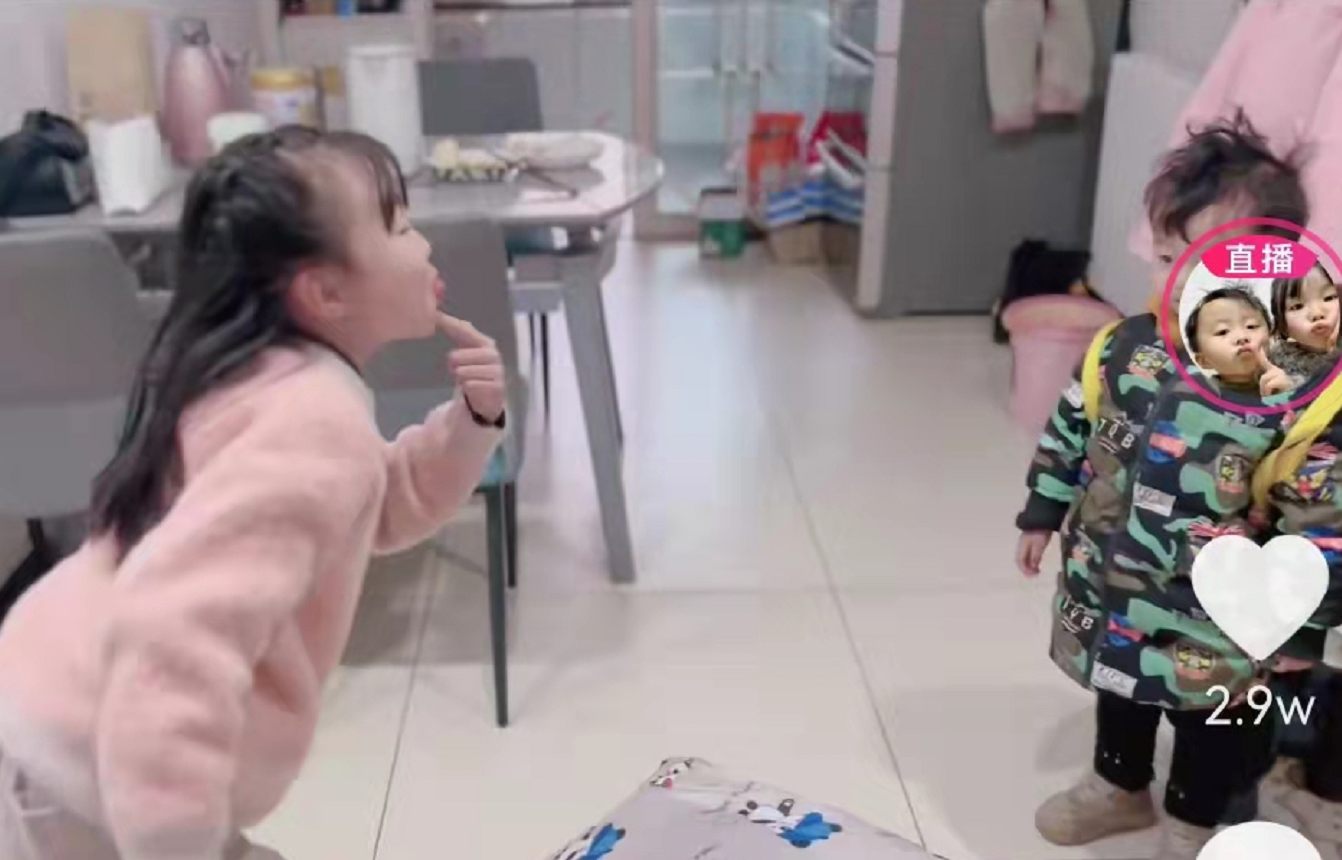 小奇奇不愿去学校报到，这可让许妈犯难了，田静：两个人还没玩够