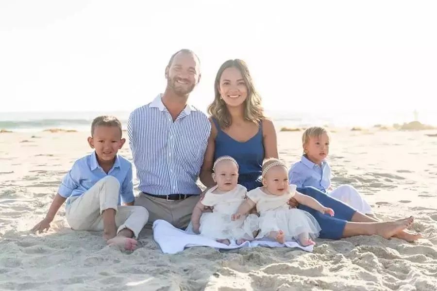 天生没有四肢,却娶娇妻5年生4娃的尼克·胡哲,是怎么做到的