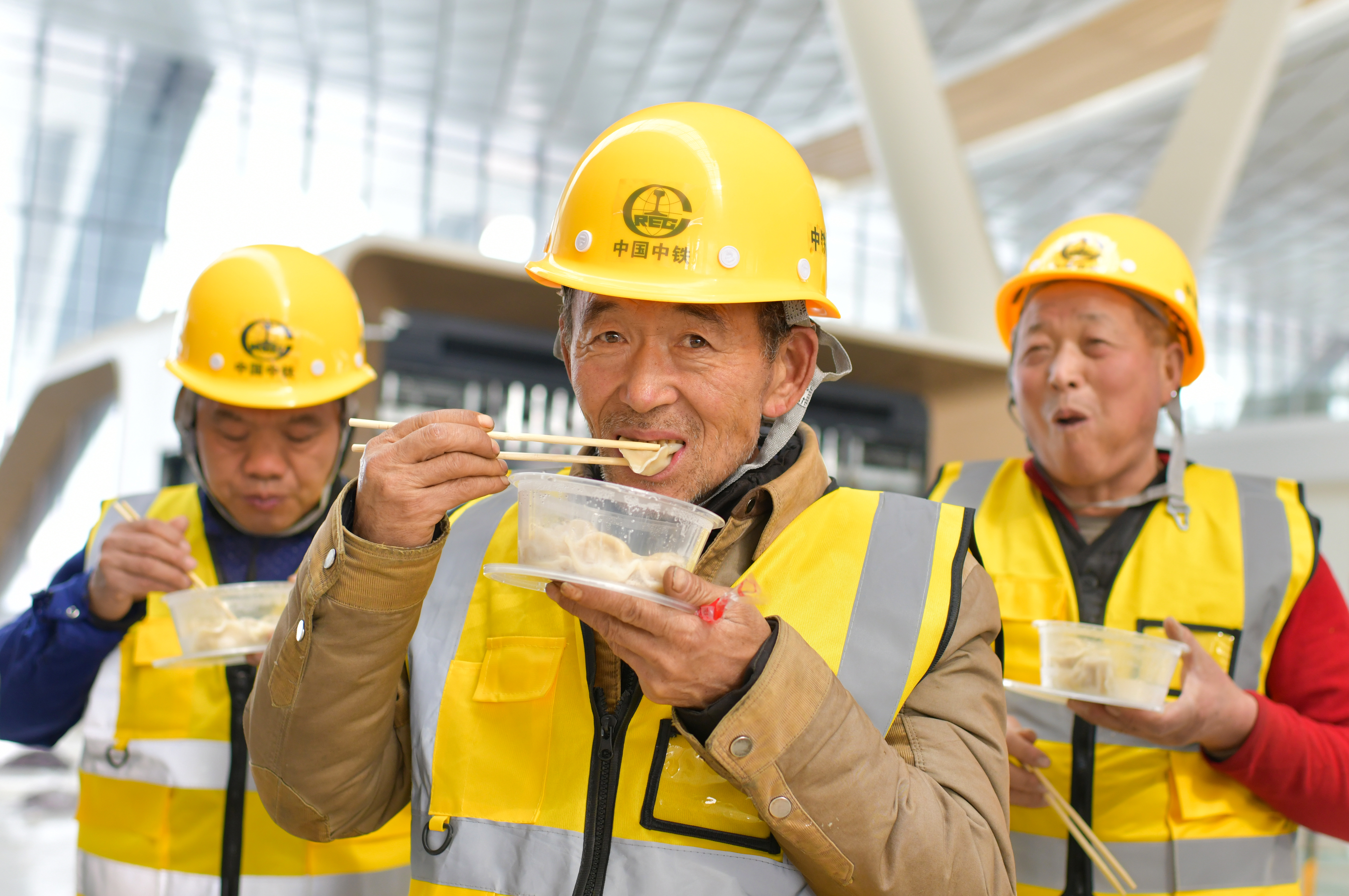 郑州南站建筑工人的“留守”春节