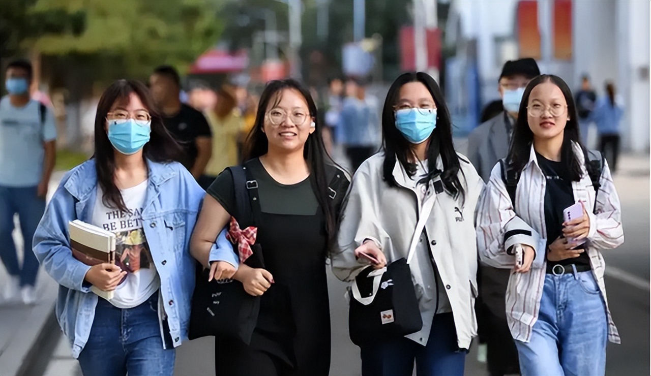 暑假通知！全国多所高校公布放假时间，学生：终于解除封印了