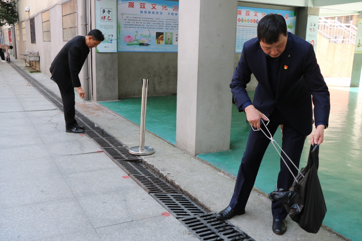 “学雷锋 践行动”南昌县莲塘一小开展党员志愿服务系列活动